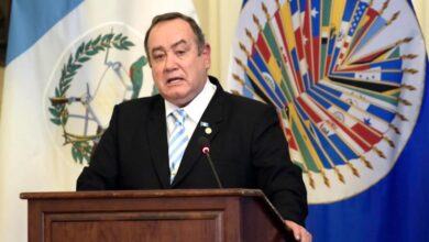 Giammattei presume transición "ejemplar" del poder en Guatemala