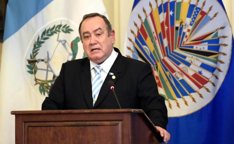 Giammattei presume transición "ejemplar" del poder en Guatemala