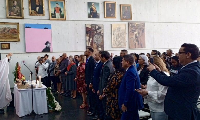 Ministra de Educación reconoció entrega, vocación y dedicación de los maestros en su día