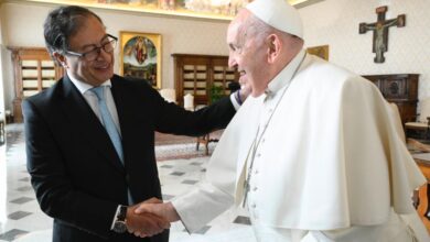Petro propone al papa Francisco ronda de diálogo con el ELN en el Vaticano