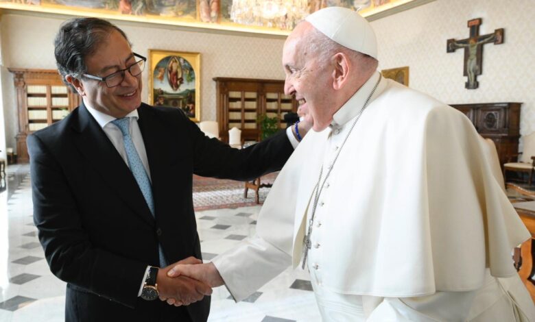 Petro propone al papa Francisco ronda de diálogo con el ELN en el Vaticano
