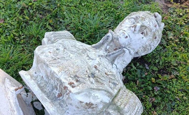 Profanan estatua del Libertador en Roma
