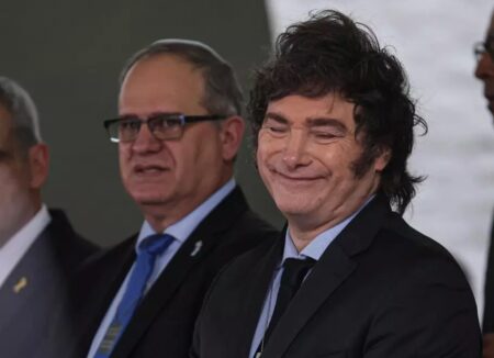 Milei acusa a Petro de "asesino terrorista", lo que obliga a diplomáticos argentinos a salir de Colombia
