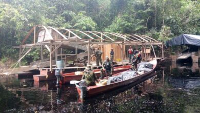 Fanb desmantela y destruye balsas mineras en Amazonas