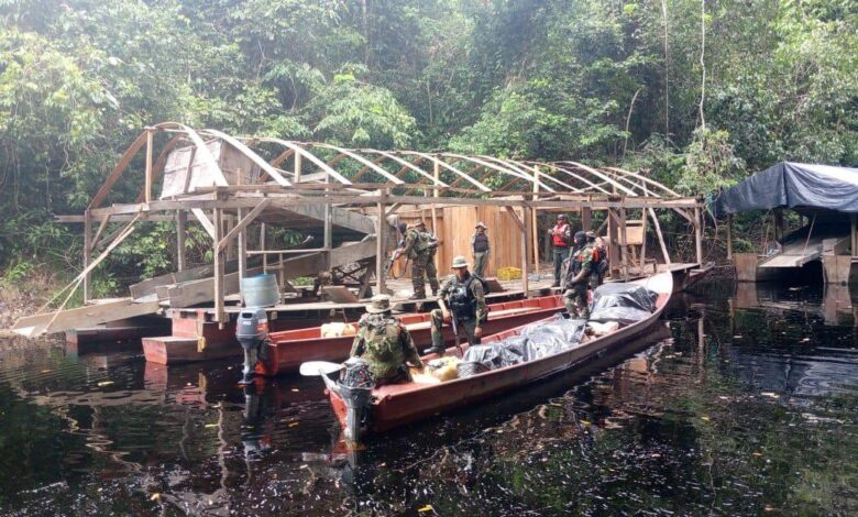 Fanb desmantela y destruye balsas mineras en Amazonas