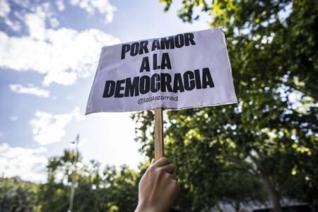 Miles de personas marcharon en Madrid en defensa de la democracia