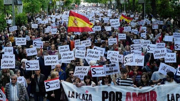 Españoles a las calles en defensa de la democracia