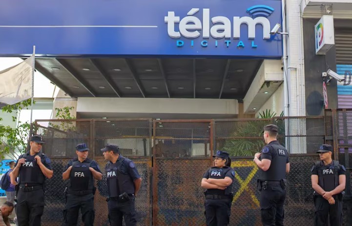 Recogen firmas en defensa de agencia argentina Télam