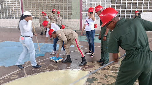 Maduro reconoce trabajo de las Bricomiles