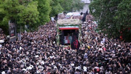 Miles de personas participaron este martes en Tabriz en una imponente procesión fúnebre por el presidente iraní Ebrahim Raisi y sus acompañantes, fallecidos