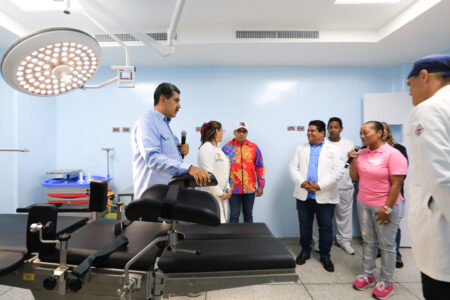Presidente Nicolás Maduro inauguró área de maternidad