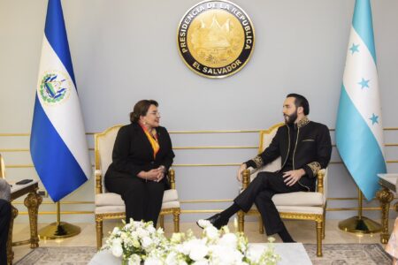 Presidenta de Honduras, Xiomara Castro, junto al reelegido presidente de El Salvador Nayib Bukele