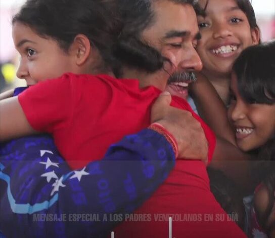 Maduro felicita a los padres en su día