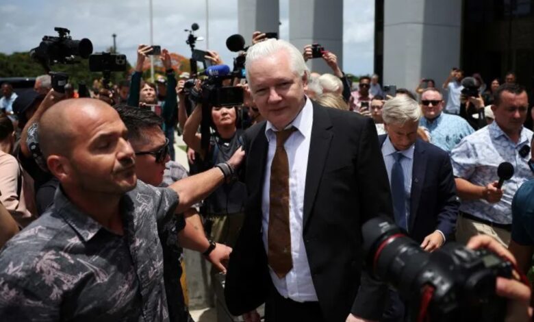Julian Assange llega a casa tras ser oficialmente liberado