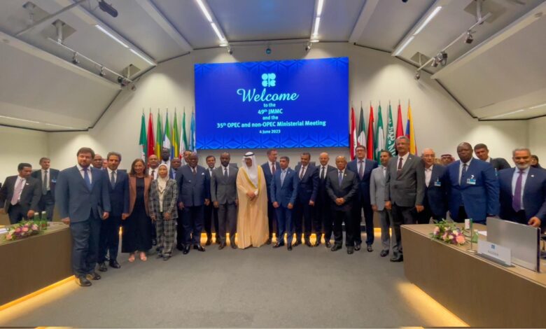 OPEP+ extiende recortes a producción a todo 2025