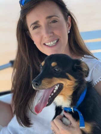 Victoria Villarruel con su mascota