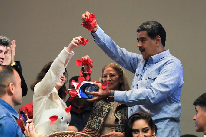 Presentan libro y película con la vida y obra de Nicolás Maduro