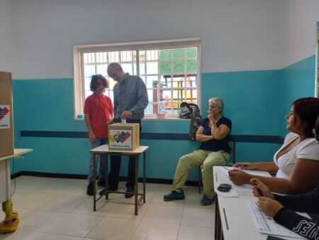 Menéndez: Hoy el tema fundamental es la paz, salir a votar por la paz