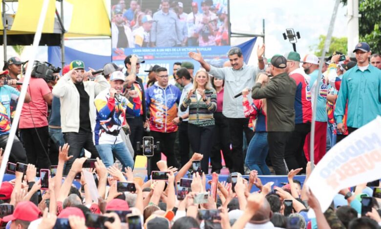 Presidente Maduro Juramenta al nuevo gabinete ministerial delante del pueblo