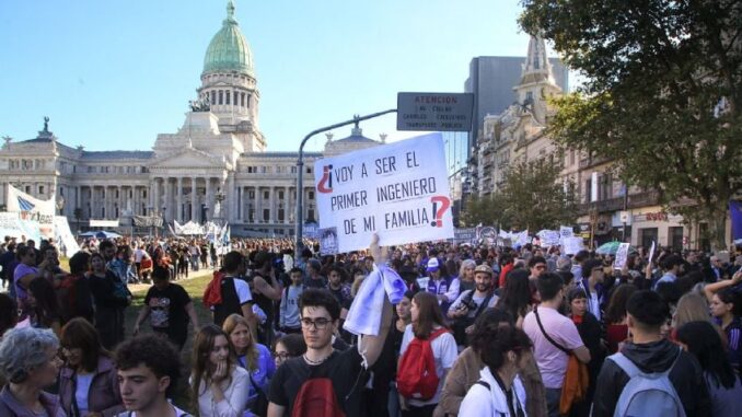 Paro universitario de 72 horas en Argentina para exigir incremento salarial