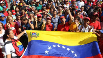 Fuerzas revolucionarias marchan para celebrar un mes de la victoria electoral
