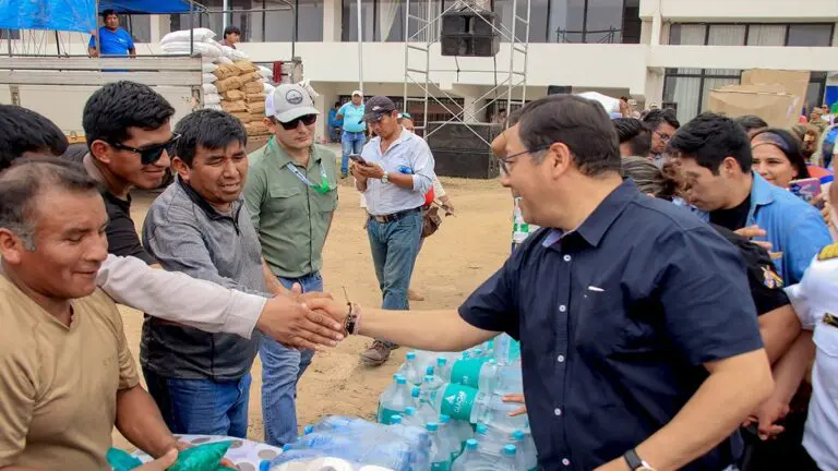 Presidente Arce entrega ayuda humanitaria en departamentos bolivianos afectados por incendios
