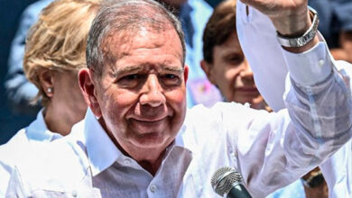 Edmundo González Urrutia abandona el país rumbo a España