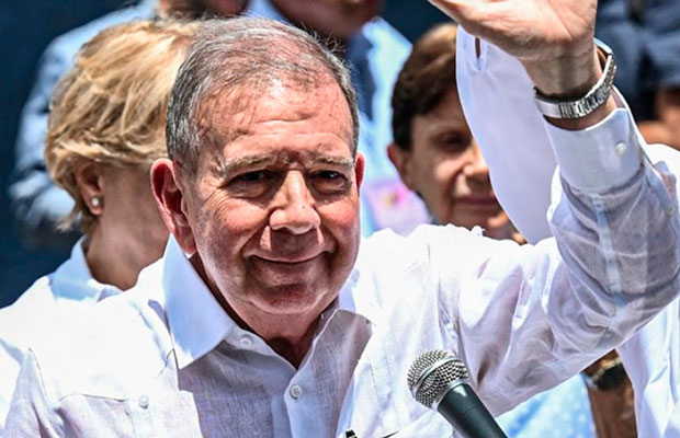 Edmundo González Urrutia abandona el país rumbo a España