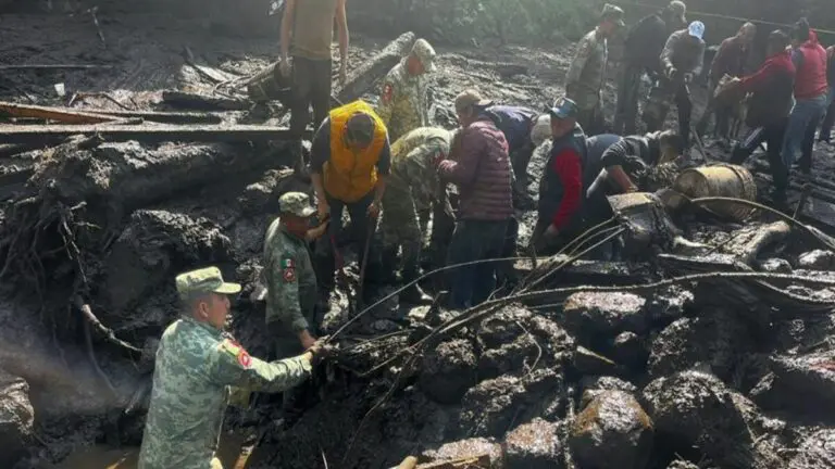 Labores de rescate, tras deslave en Jilotzingo