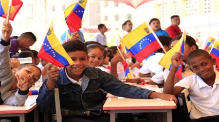 Niños venezolanos retornan hoy a las aulas de clases