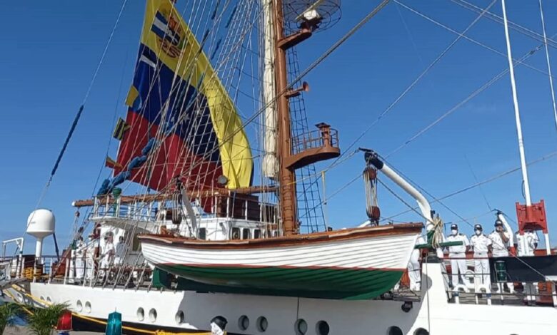 Buque Escuela Simón Bolívar arriba a Playa Valdez en Margarita
