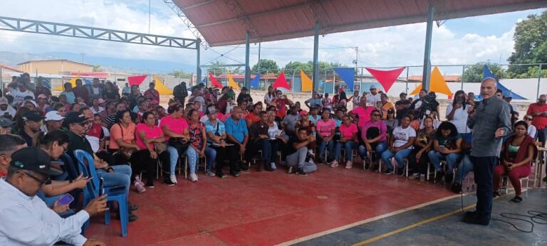 Menéndez: Estamos pasando a una etapa de ofensiva para incrementar la transición al socialismo