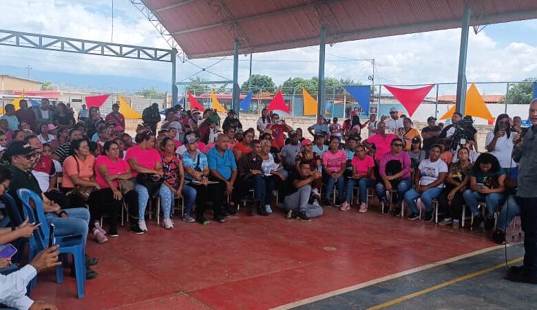 Menéndez: Estamos pasando a una etapa de ofensiva para incrementar la transición al socialismo