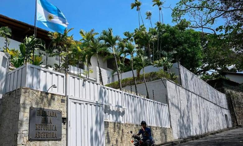 Autoridades desarticulan plan que buscaba atacar con granadas a embajada argentina en Caracas