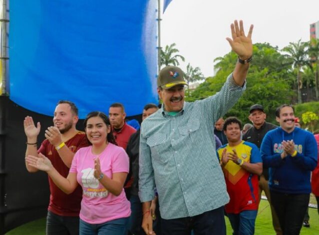 Maduro propone crear red de la juventud para la batalla comunicacional