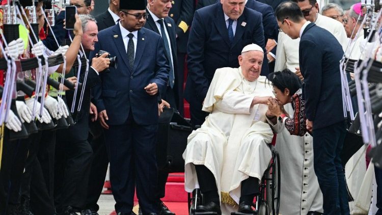 Papa Francisco arribó a Indonesia, primera parada de su gira por Asia