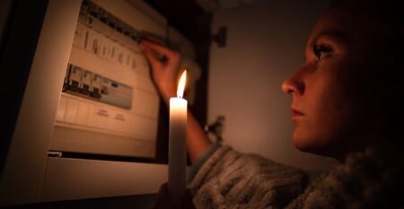 Colombia suspende venta de energía a Ecuador en plena crisis de apagones