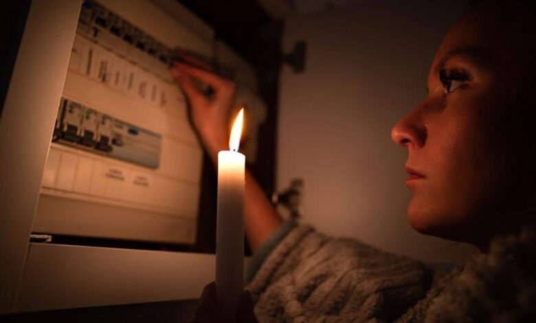 Colombia suspende venta de energía a Ecuador en plena crisis de apagones