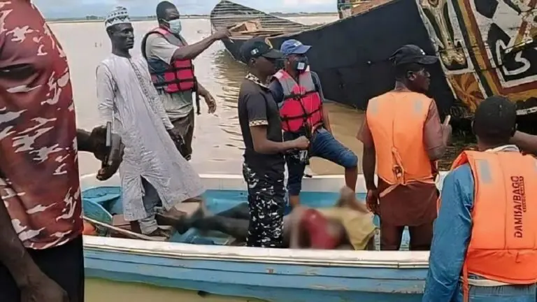Naufragio en Nigeria deja al menos 60 muertos