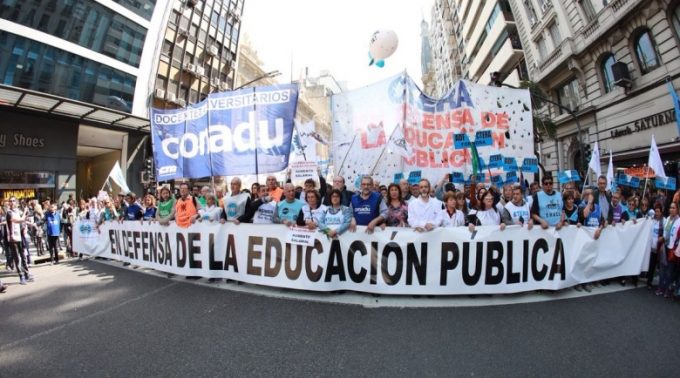 Universidades argentinas suspenden actividades por 24 horas