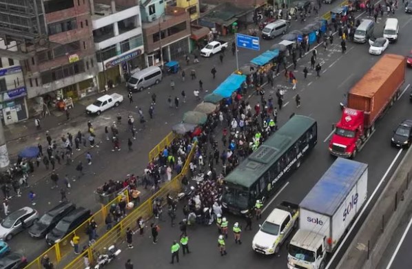Transportistas de Perú en paro contra ola de extorsiones