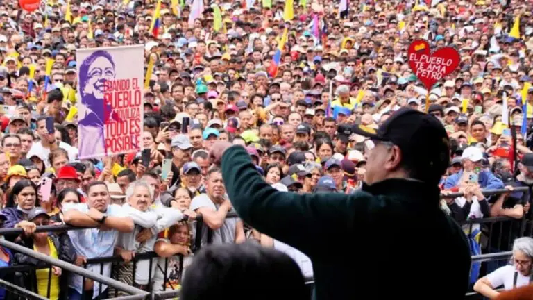 Colombianos se movilizan en rechazo al golpismo contra el presidente Petro