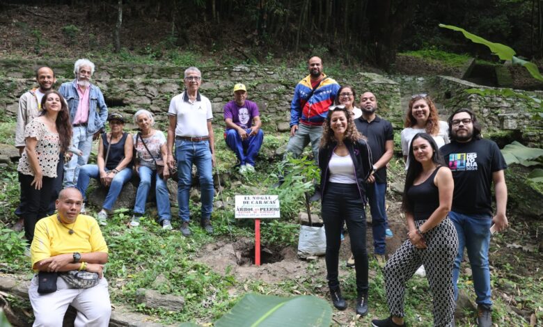 Con la siembra de nogales honran memoria del Libertador