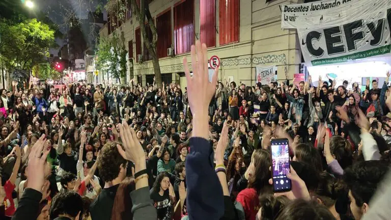 Ante el veto de Javier Milei, estudiantes argentinos toman la universidad