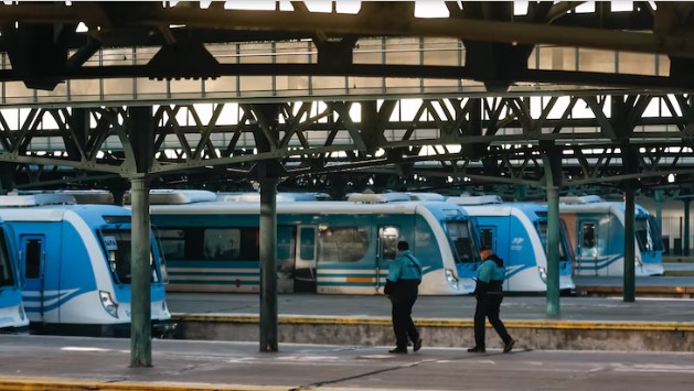 Milei disuelve empresa ferroviaria y despide a 1.388 empleados