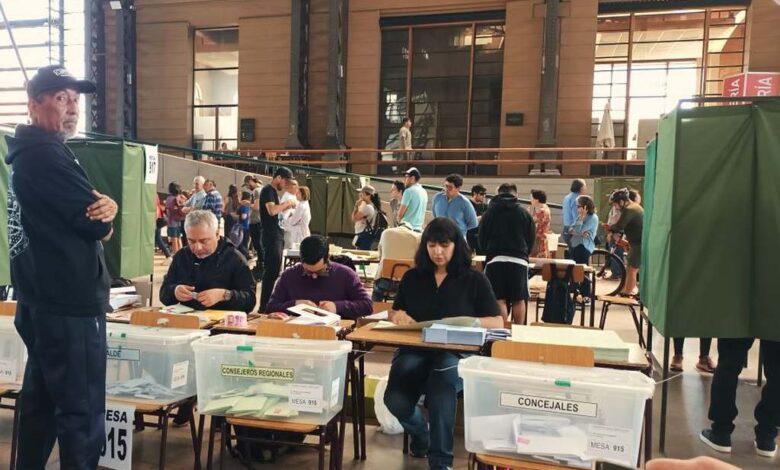 Más de siete millones de chilenos votaron en primer día de comicios