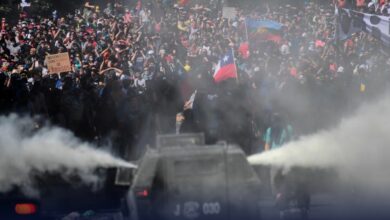 Tribunal prohíbe a ex jefes de Carabineros salir de Chile