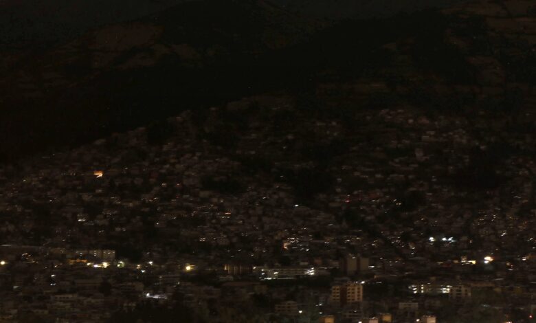 Ecuador incrementa a 14 horas los cortes de luz