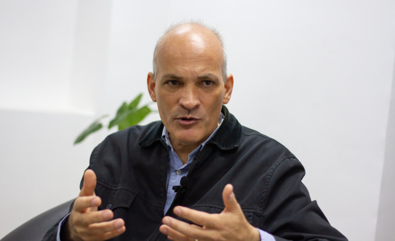Ricardo Menéndez: la función de la derecha es tratar de anclarnos al pasado