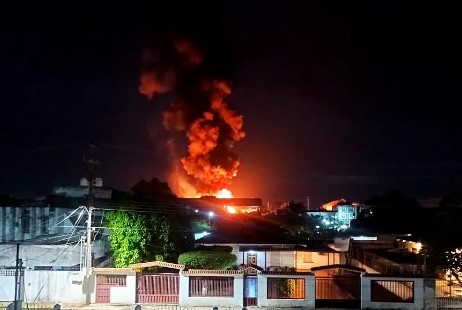 PDVSA informa que incendio en tanque de crudo en La Salina no dejó afectaciones a terceros